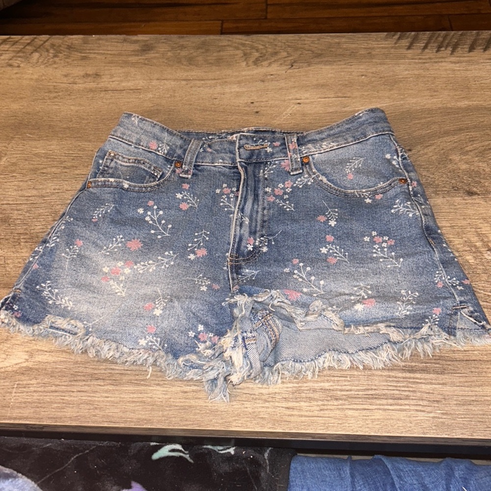 Light wash flower jean shorts